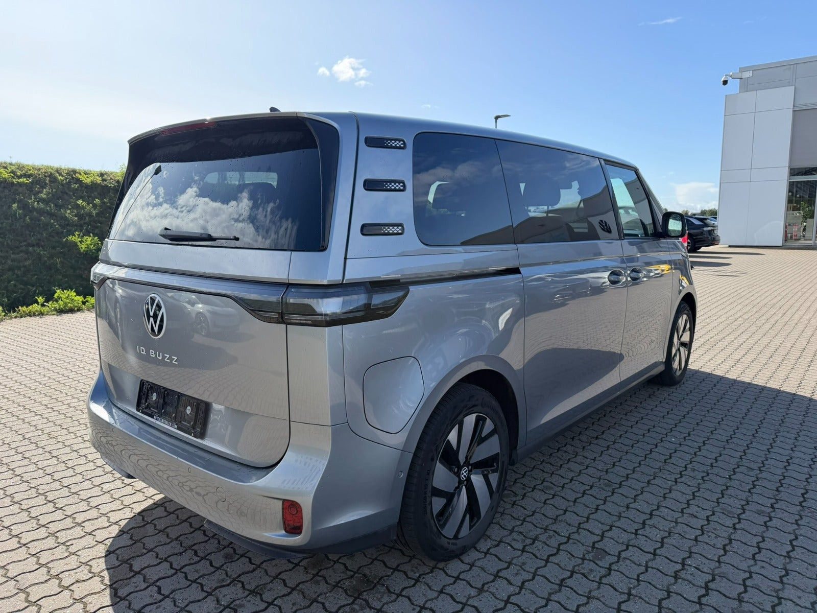Grå VW ID.Buzz fra 2025