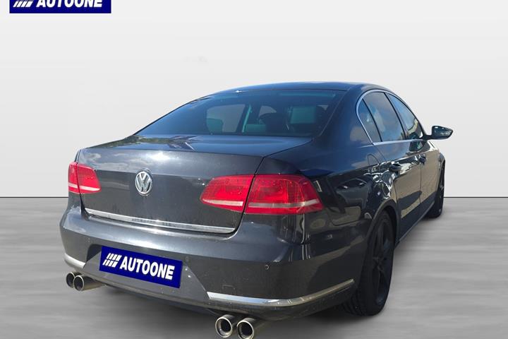 Sort VW Passat fra 2011