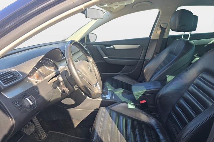 Sort VW Passat fra 2011