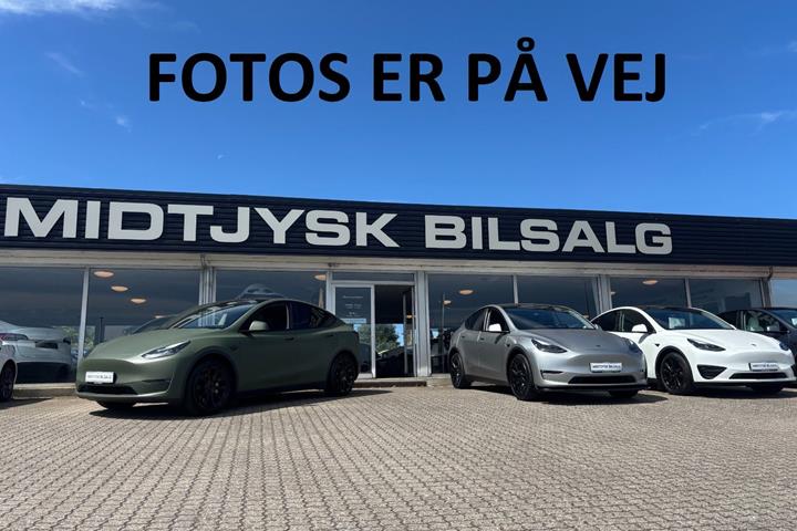 Rød Tesla Model 3 fra 2022