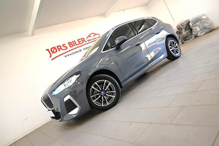 Grå BMW 225e fra 2023