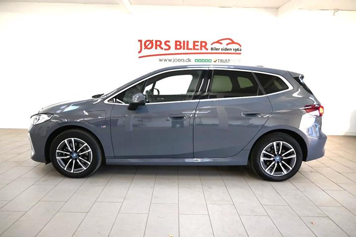 Grå BMW 225e fra 2023