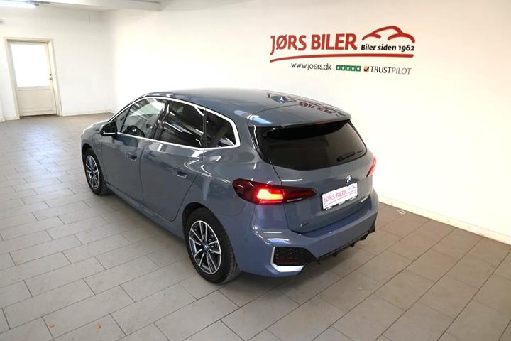 Grå BMW 225e fra 2023