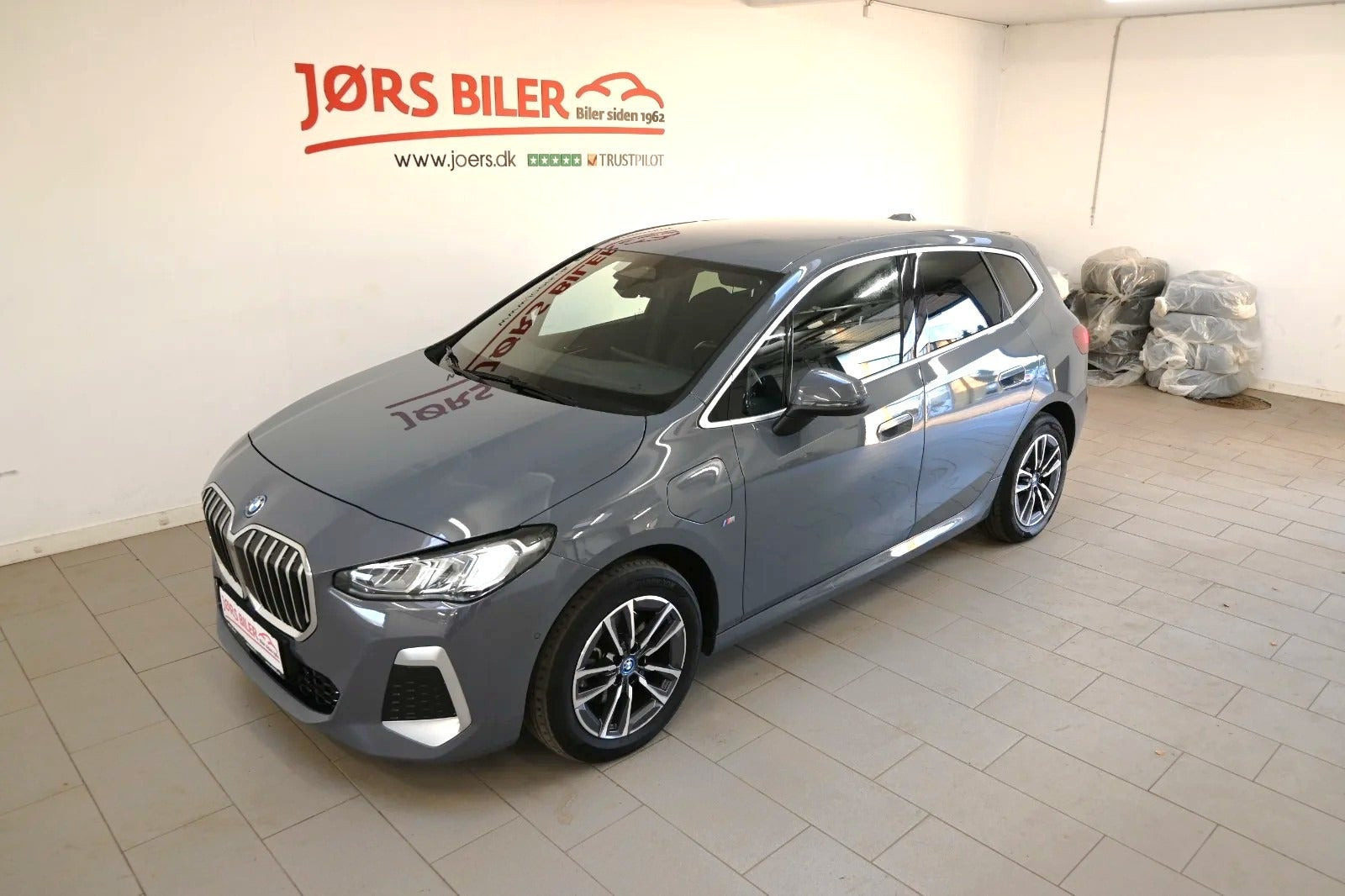 Grå BMW 225e fra 2023