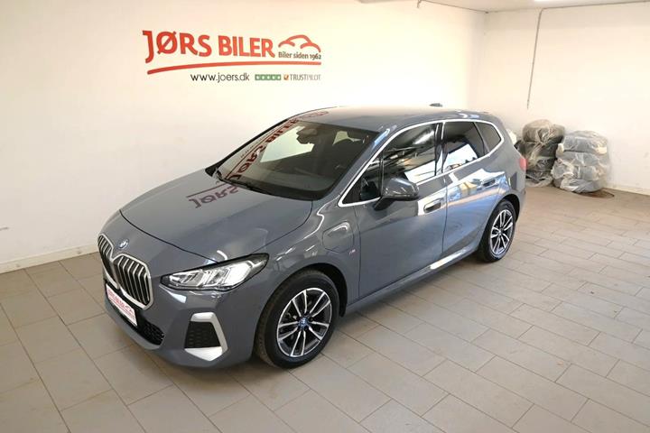 Grå BMW 225e fra 2023