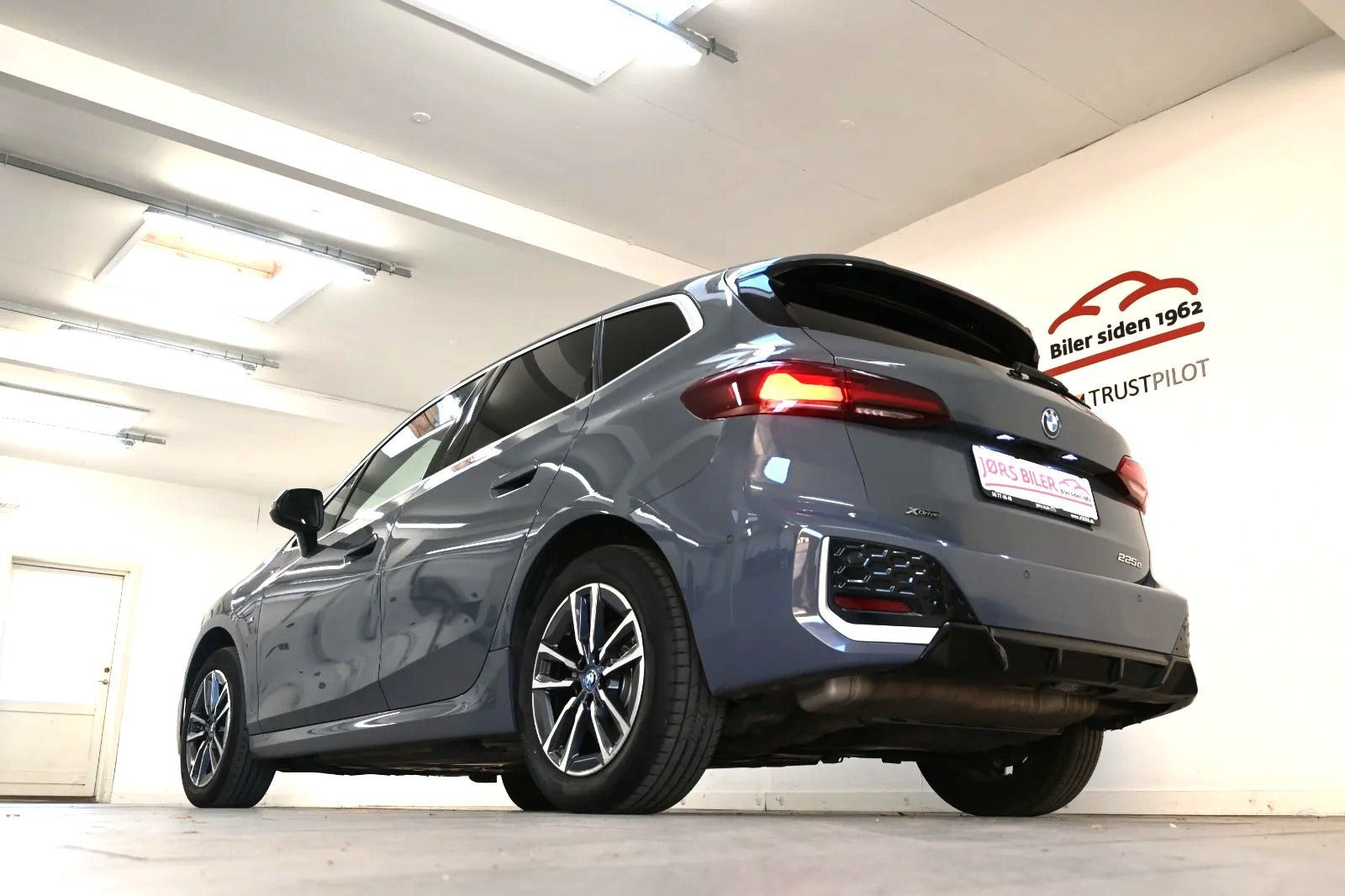 Grå BMW 225e fra 2023