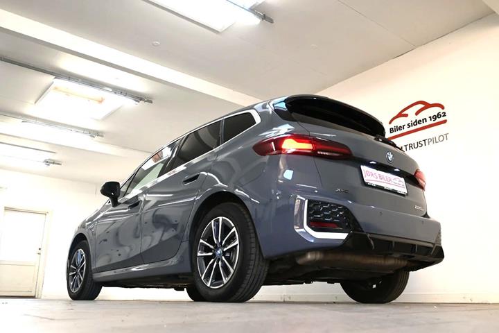 Grå BMW 225e fra 2023