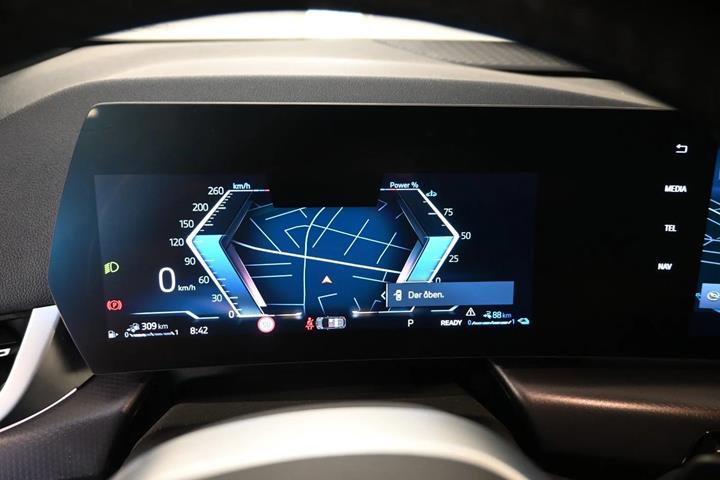 Grå BMW 225e fra 2023