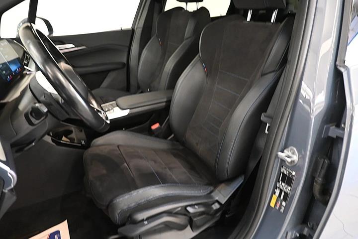 Grå BMW 225e fra 2023