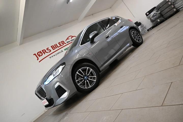 Grå BMW 225e fra 2023
