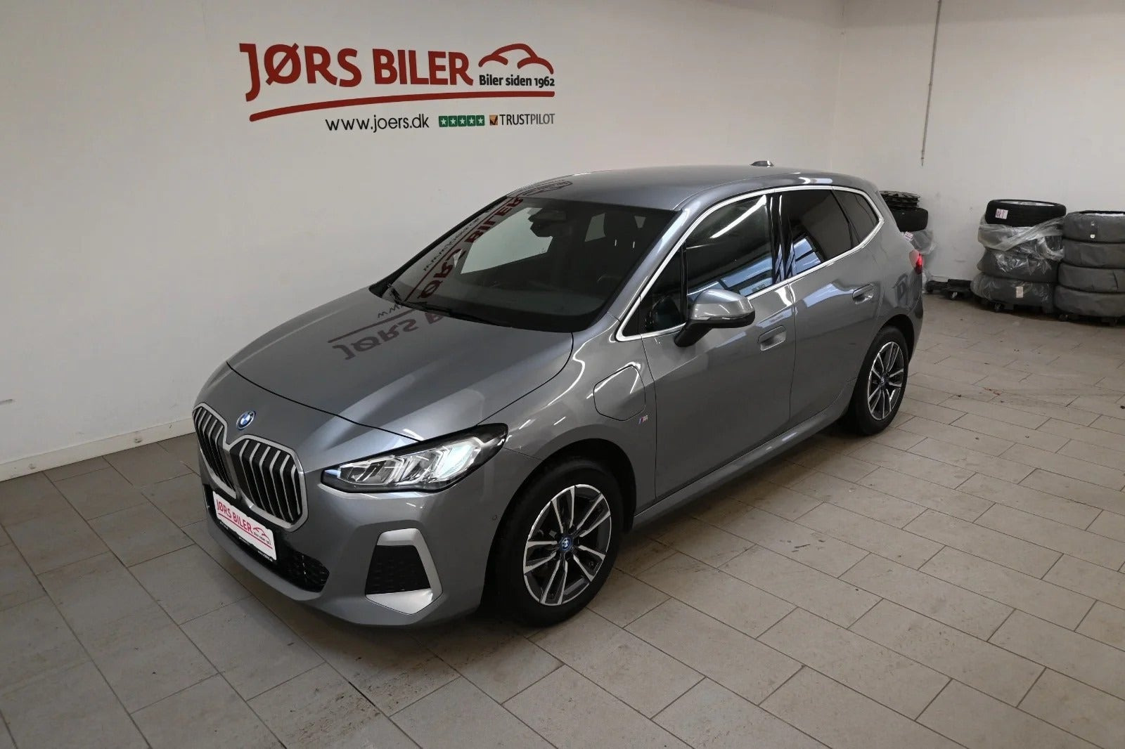 Grå BMW 225e fra 2023