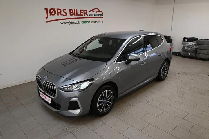 Grå BMW 225e fra 2023