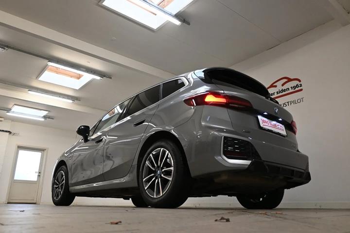 Grå BMW 225e fra 2023