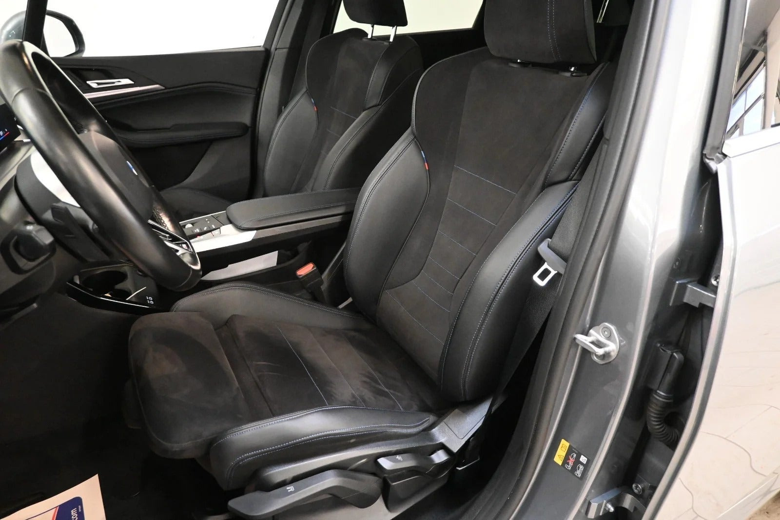 Grå BMW 225e fra 2023