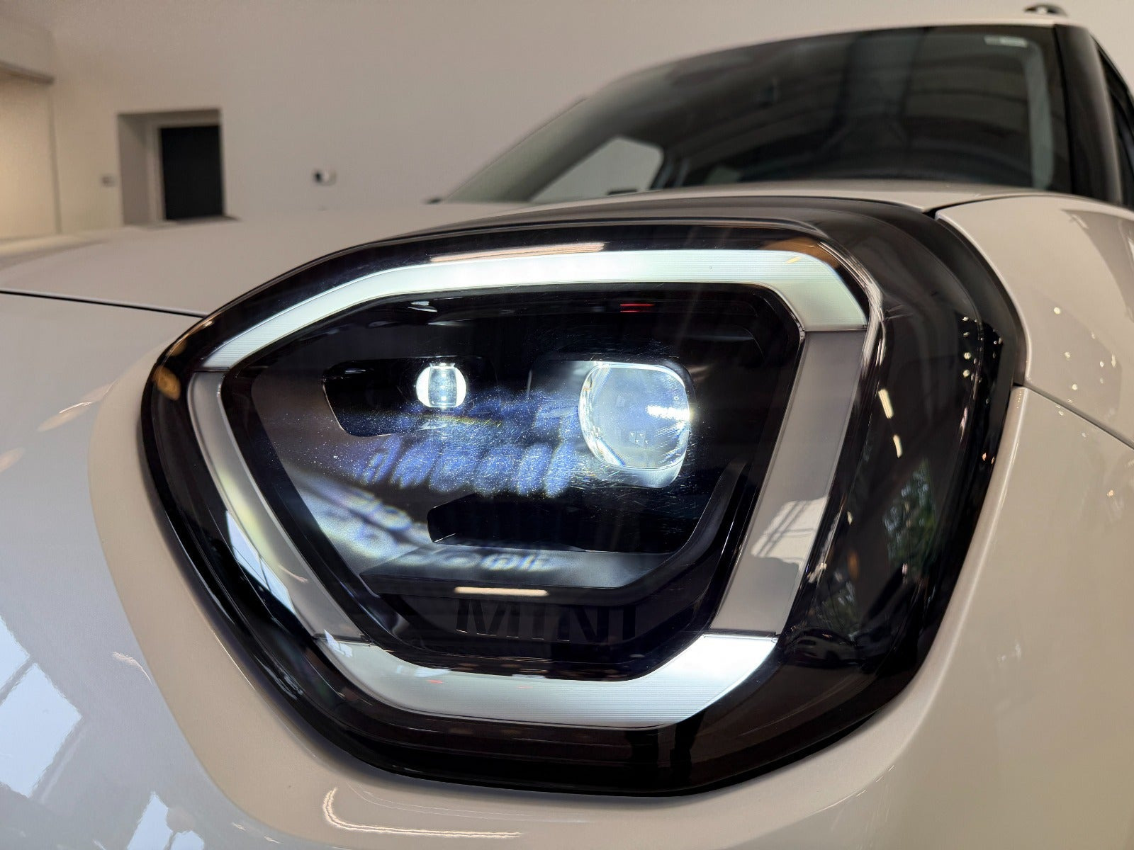 Hvid Mini Aceman SE fra 2025