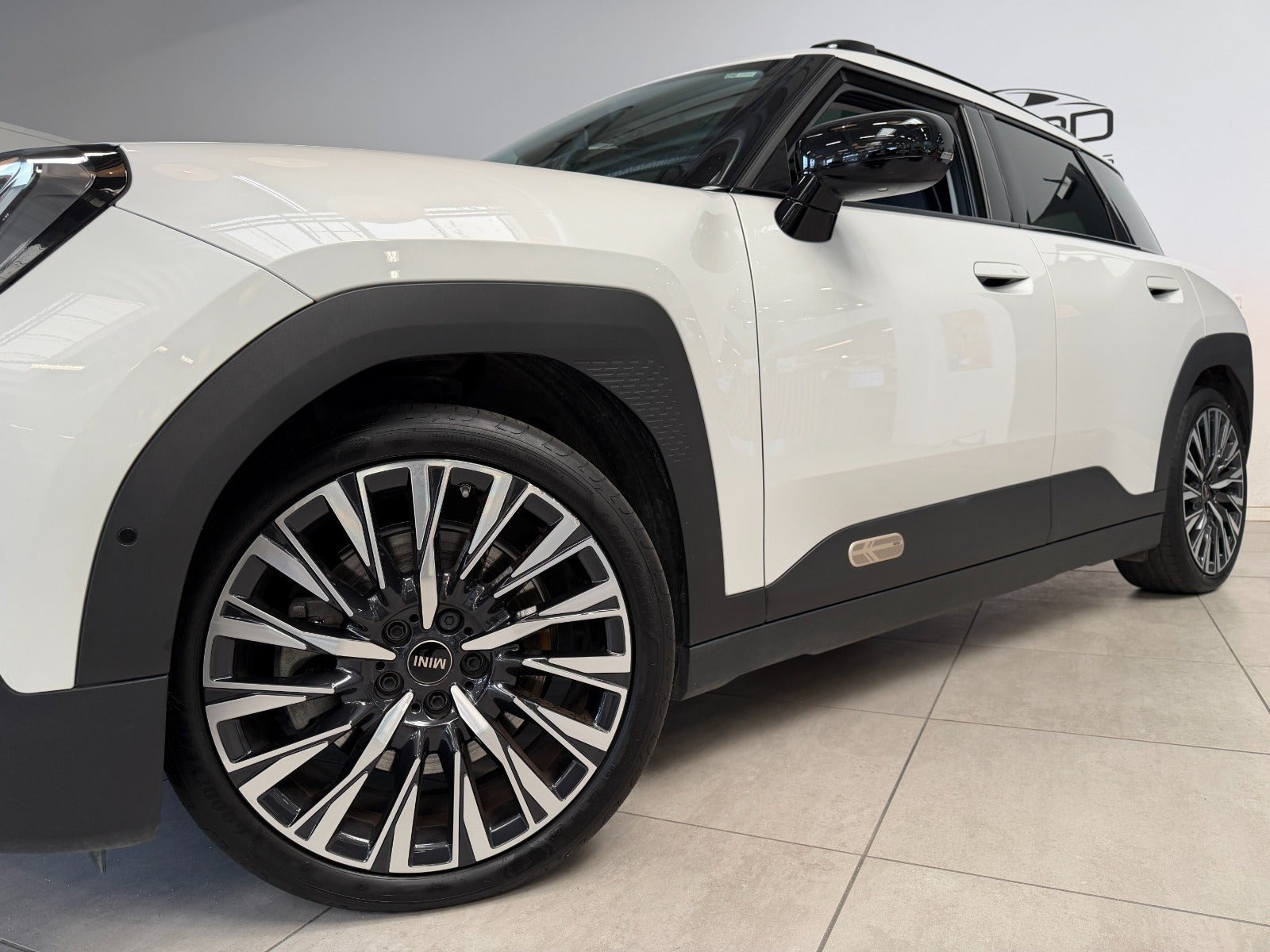 Hvid Mini Aceman SE fra 2025