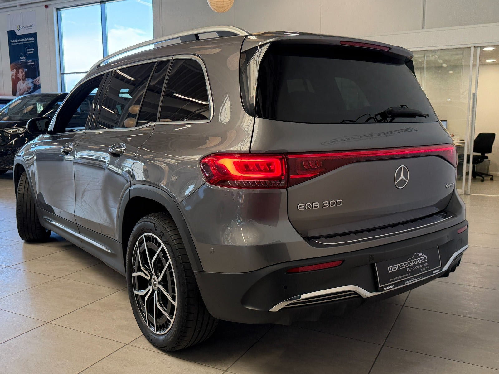 Grå Mercedes EQB300 fra 2022