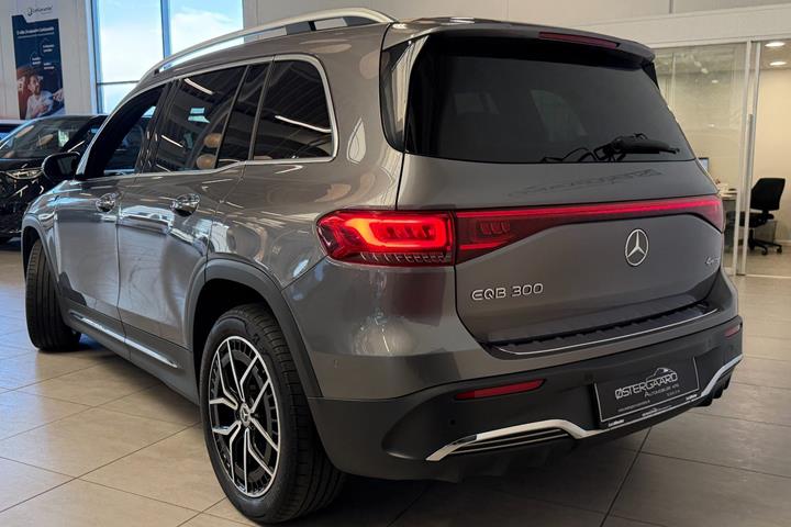 Grå Mercedes EQB300 fra 2022