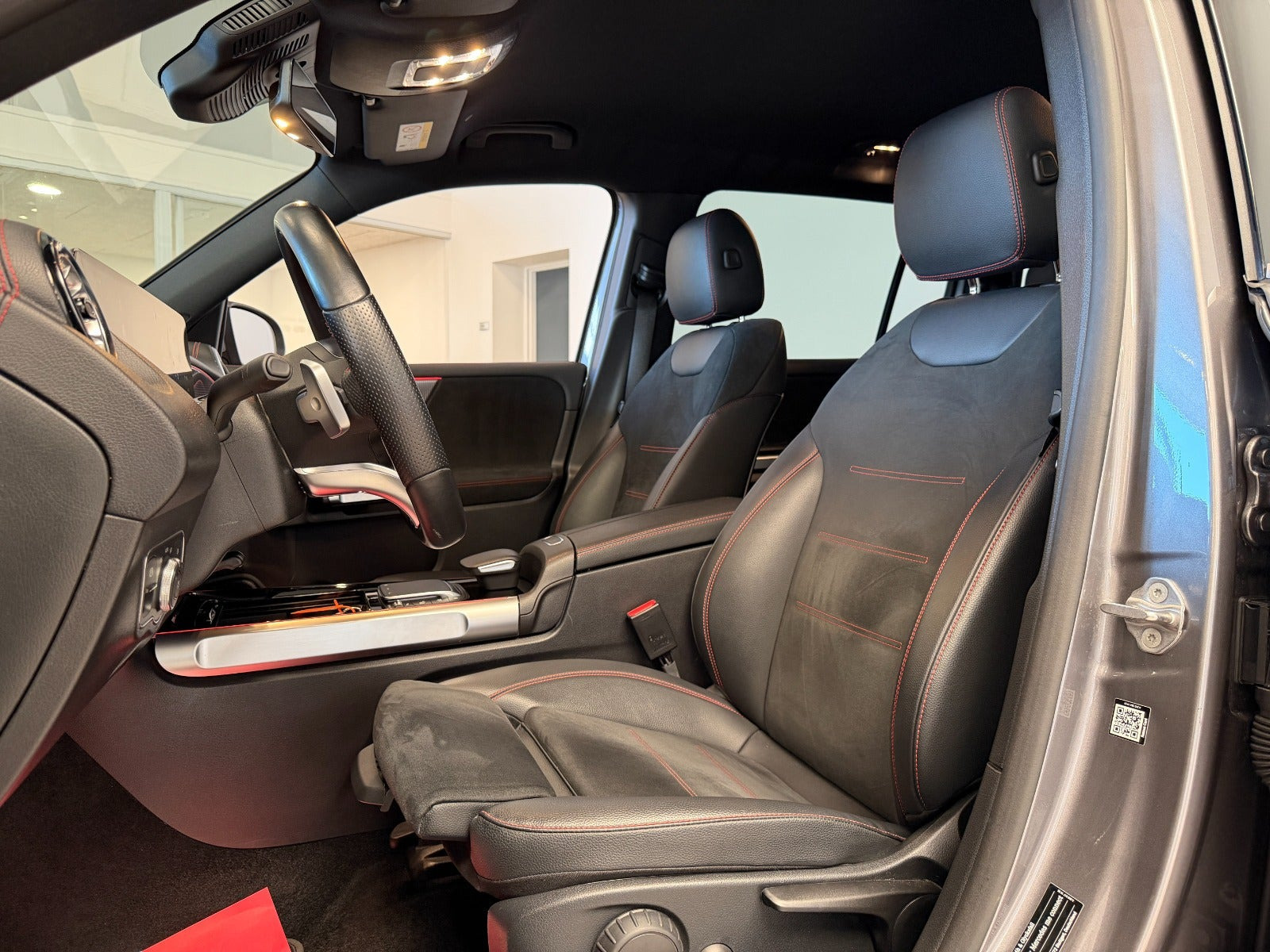 Grå Mercedes EQB300 fra 2022