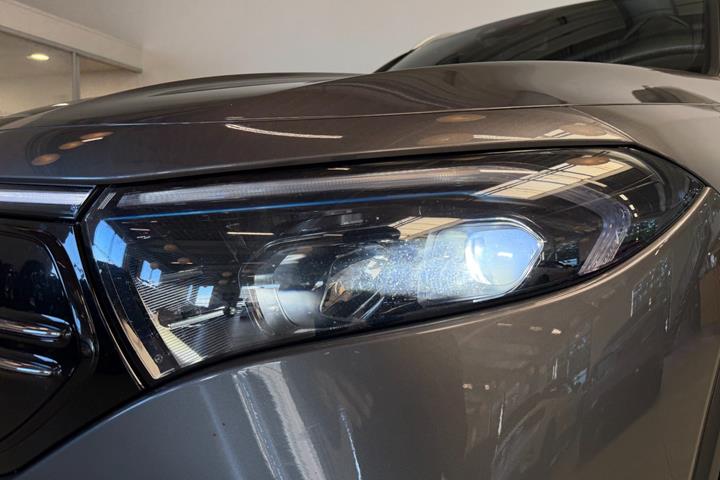 Grå Mercedes EQB300 fra 2022