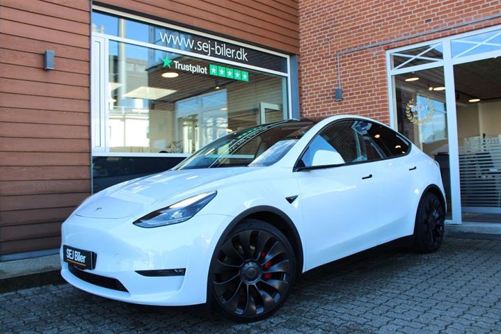 Hvid Tesla Model Y fra 2023