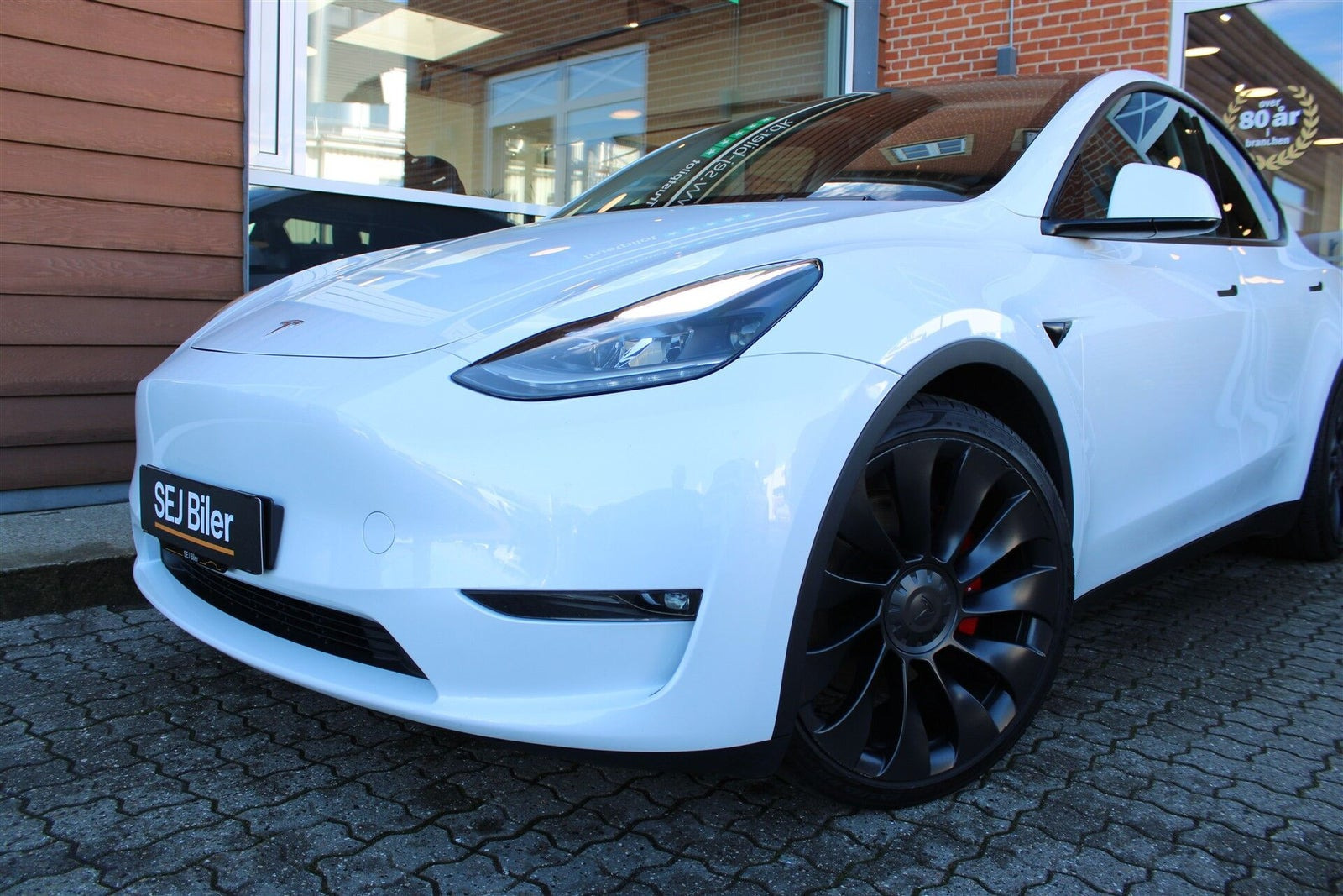 Hvid Tesla Model Y fra 2023