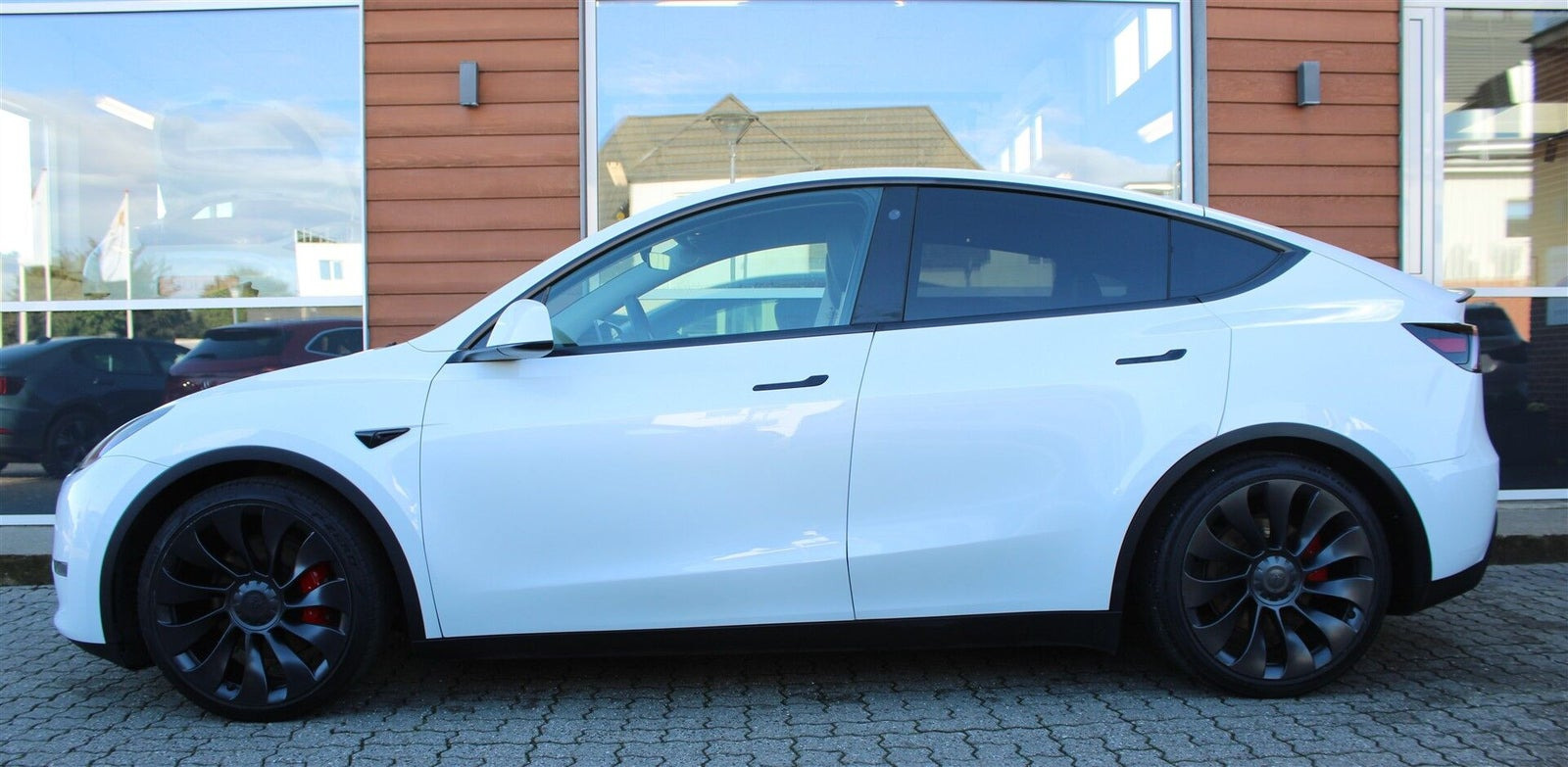 Hvid Tesla Model Y fra 2023
