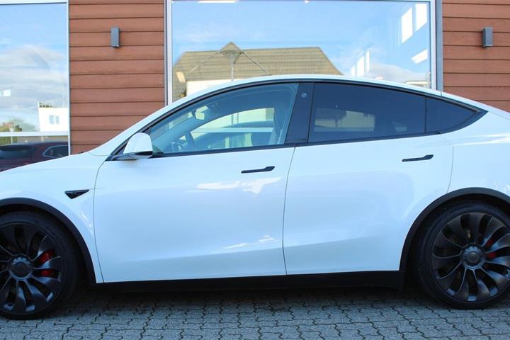 Hvid Tesla Model Y fra 2023