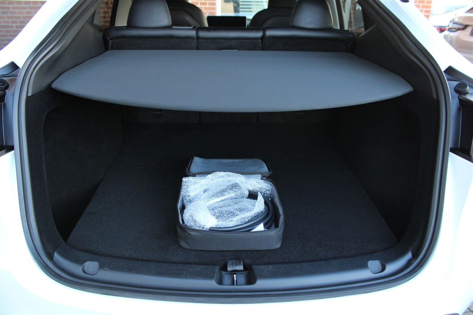 Hvid Tesla Model Y fra 2023