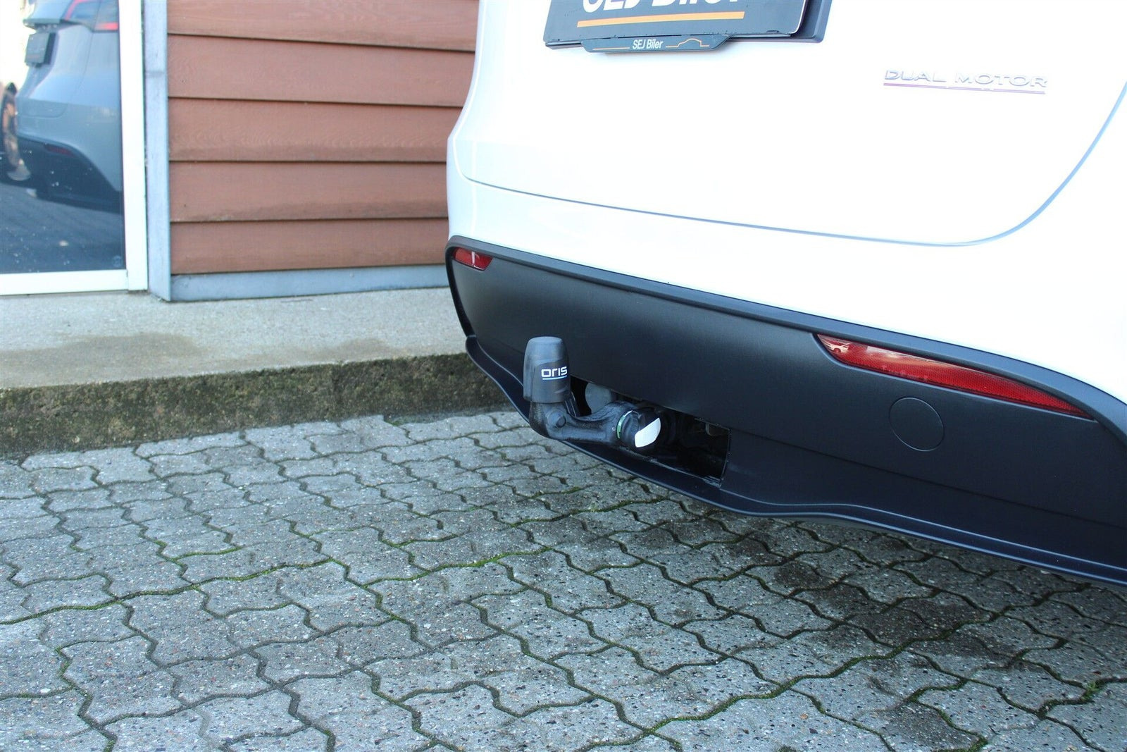 Hvid Tesla Model Y fra 2023
