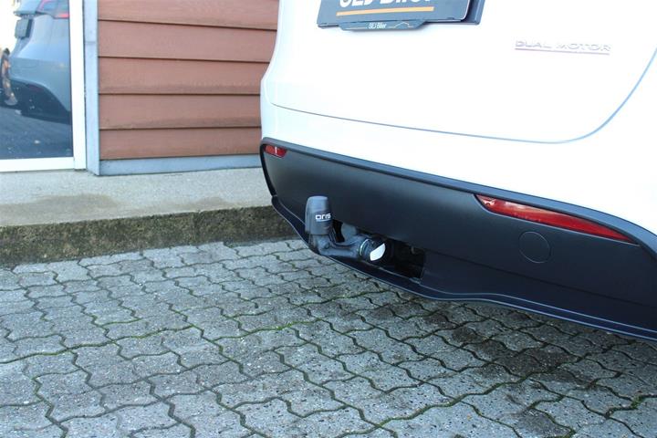 Hvid Tesla Model Y fra 2023