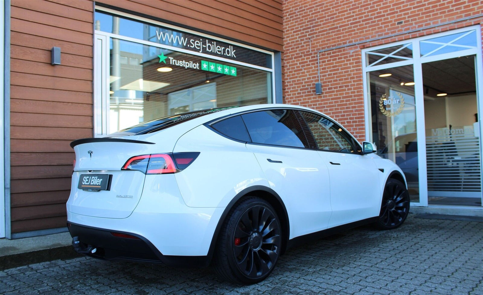 Hvid Tesla Model Y fra 2023