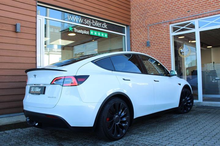 Hvid Tesla Model Y fra 2023