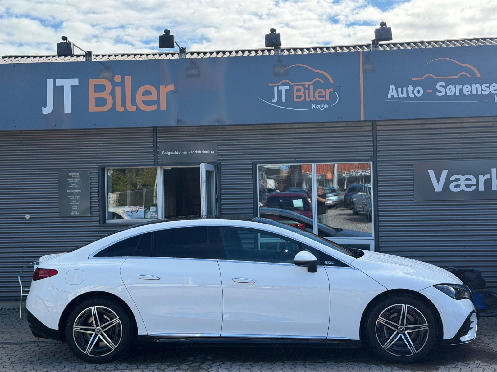 Hvid Mercedes EQE350+ fra 2022