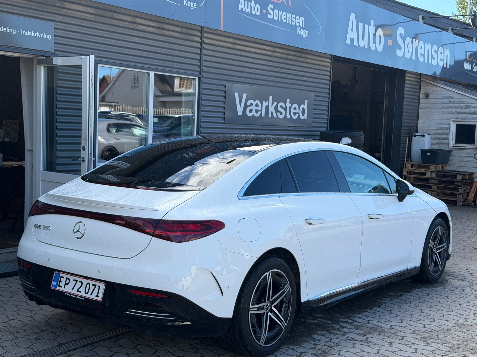 Hvid Mercedes EQE350+ fra 2022