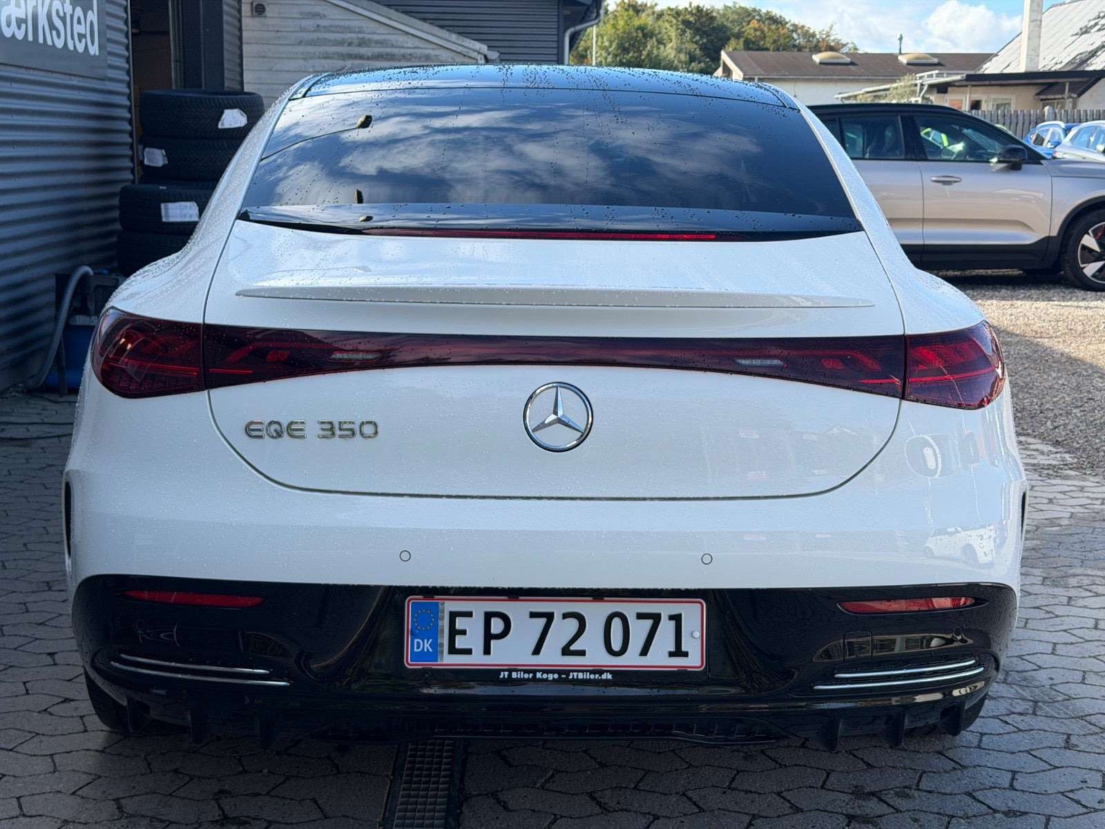 Hvid Mercedes EQE350+ fra 2022