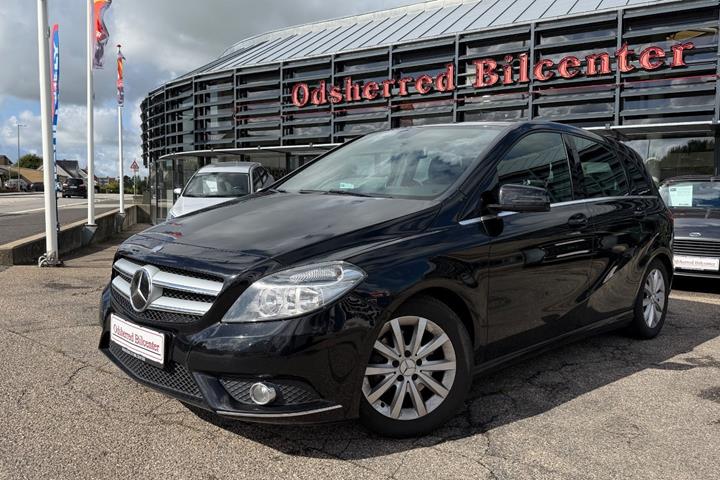 Sort Mercedes B200 fra 2013
