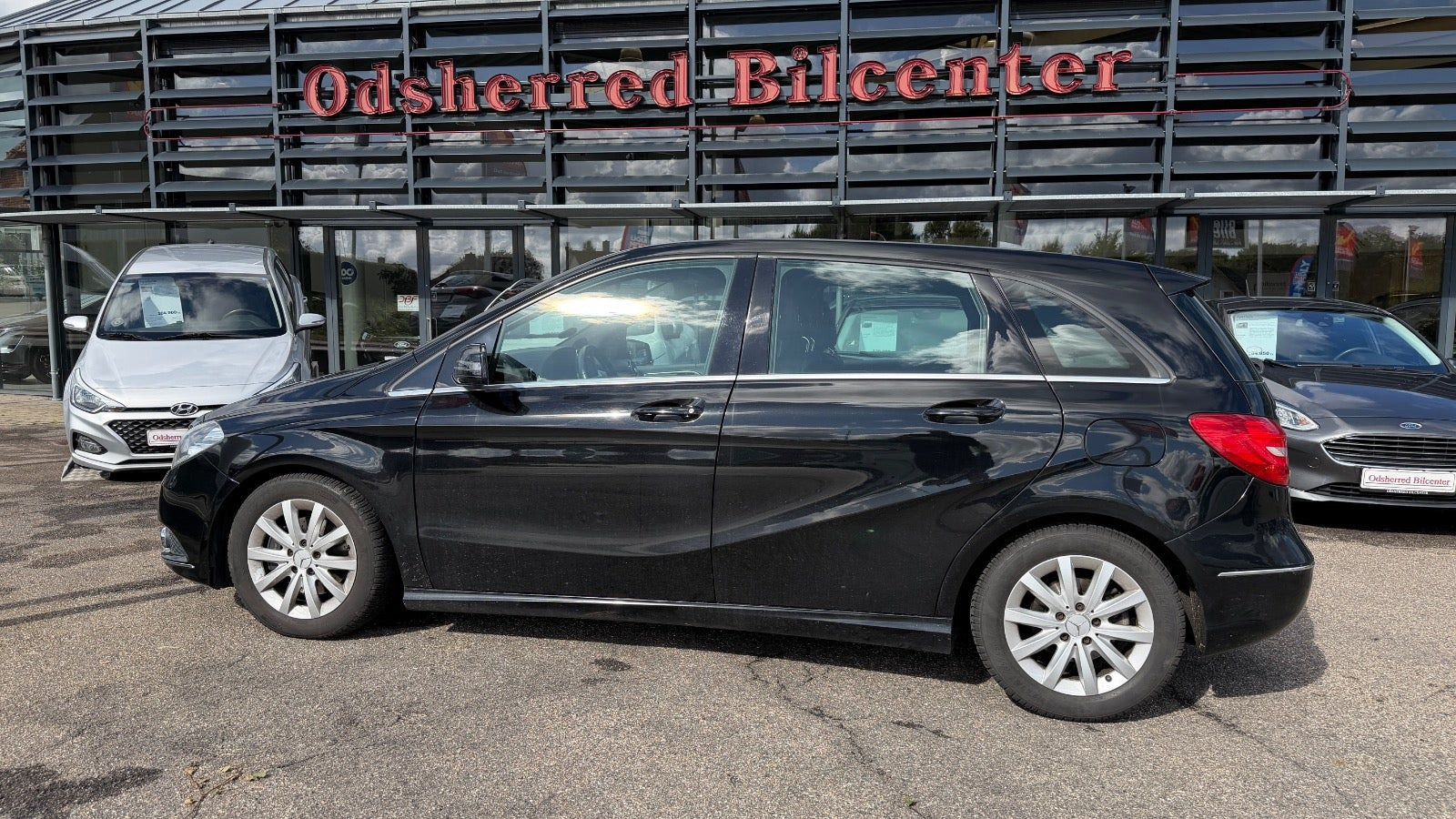 Sort Mercedes B200 fra 2013