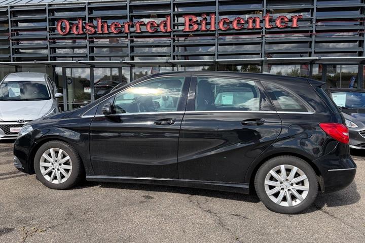 Sort Mercedes B200 fra 2013