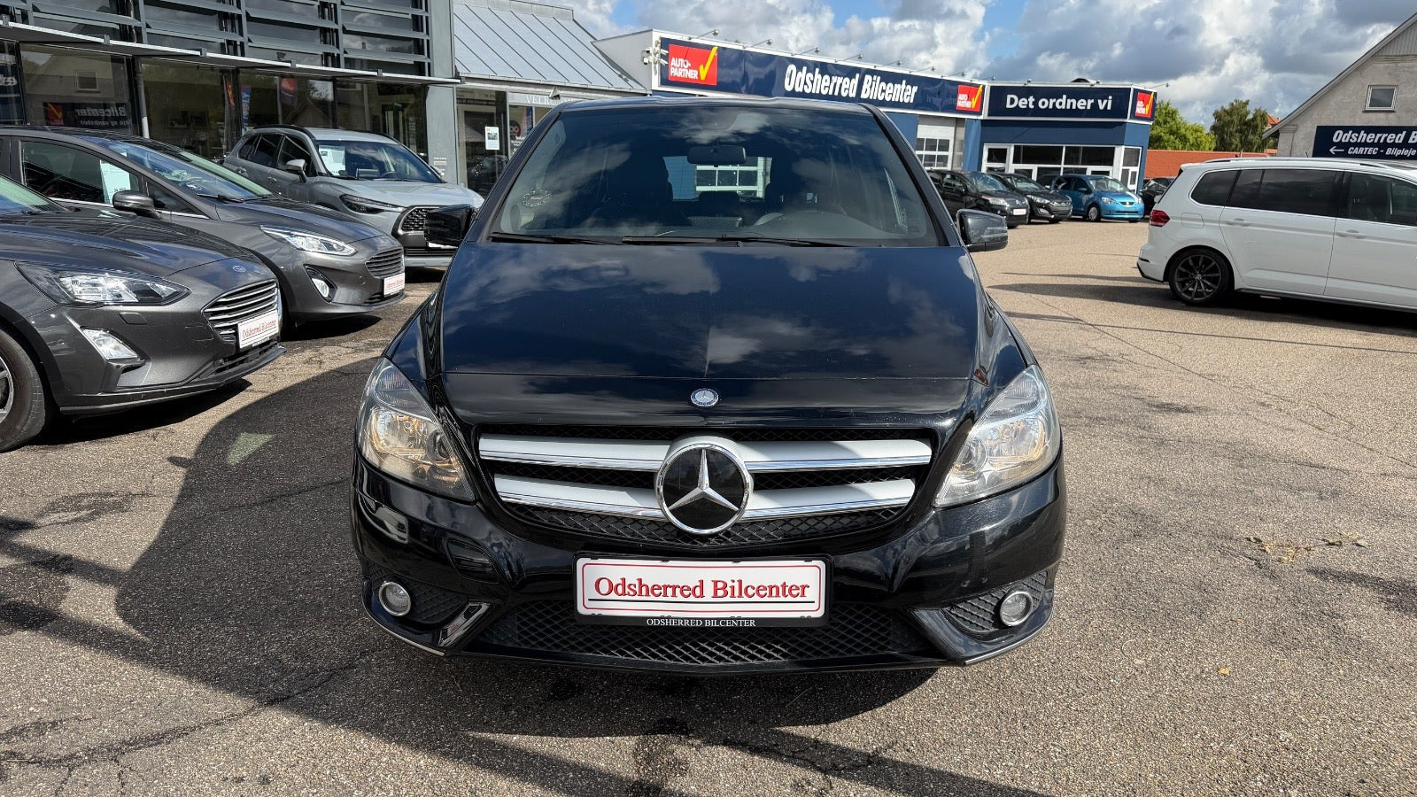 Sort Mercedes B200 fra 2013
