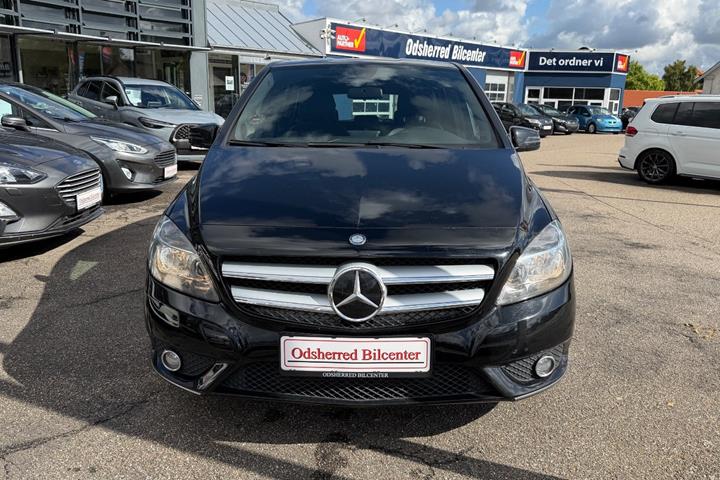 Sort Mercedes B200 fra 2013