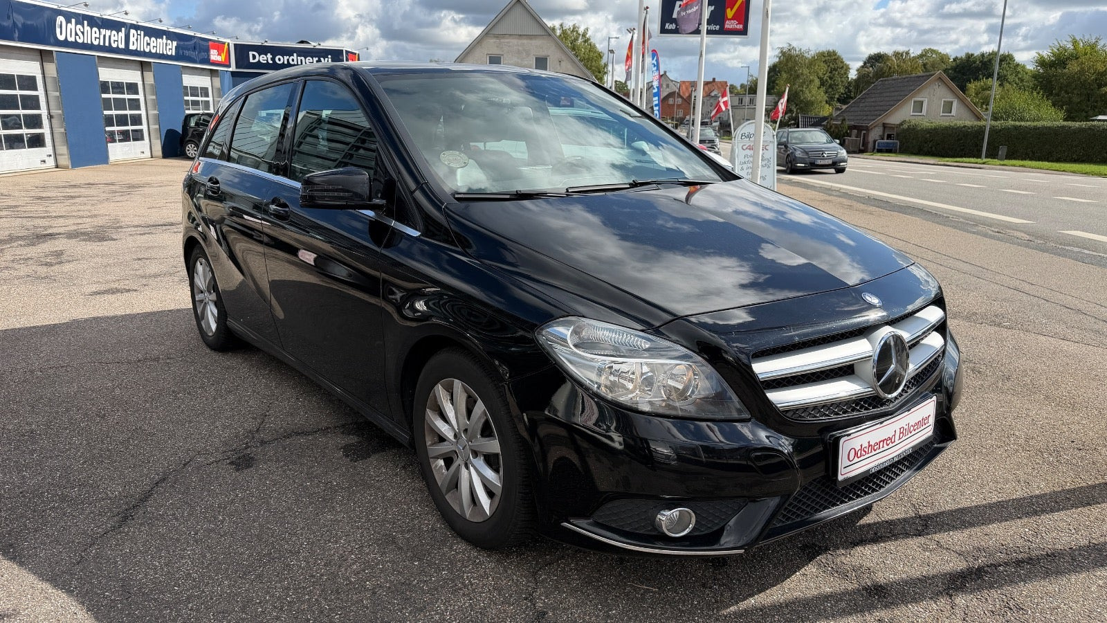Sort Mercedes B200 fra 2013