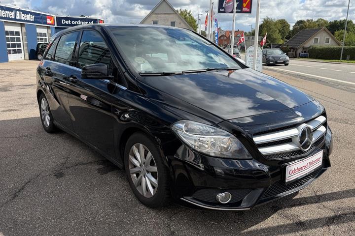Sort Mercedes B200 fra 2013