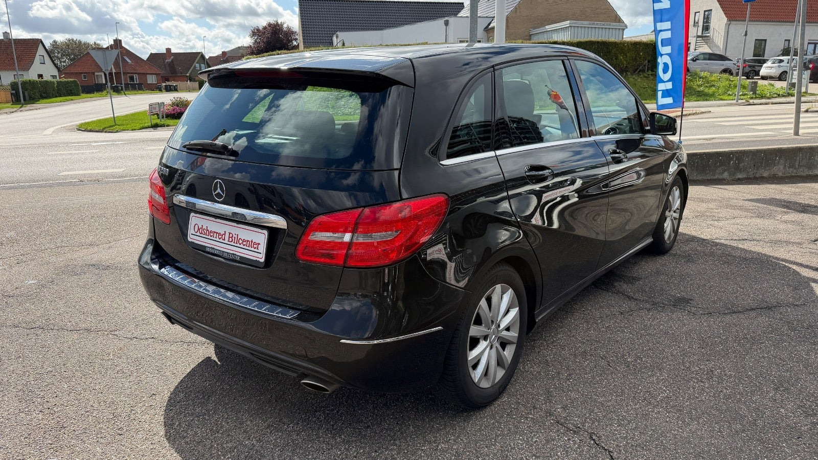 Sort Mercedes B200 fra 2013