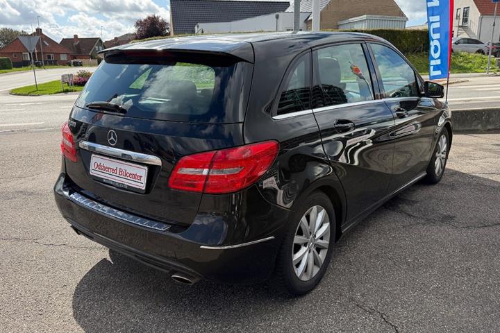 Sort Mercedes B200 fra 2013