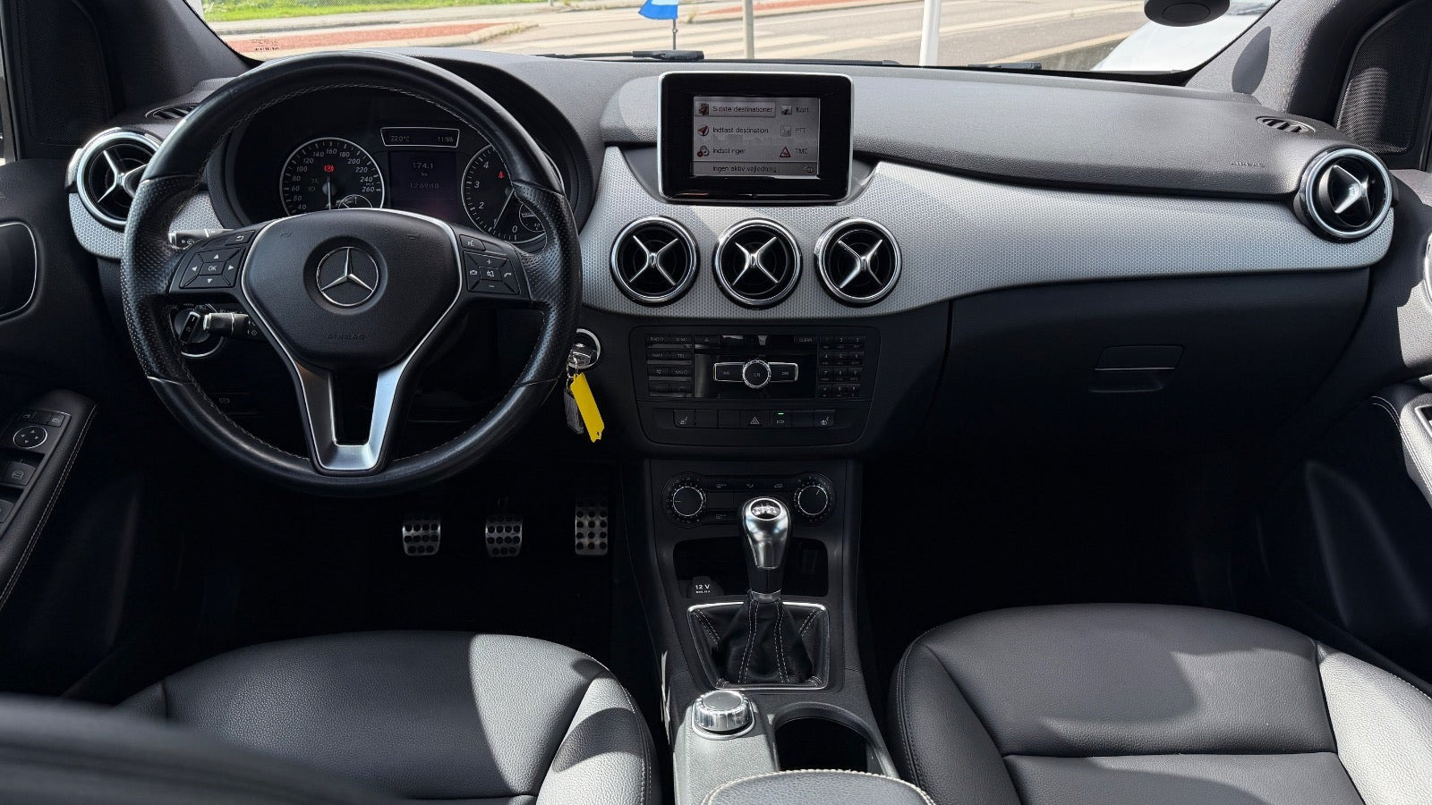 Sort Mercedes B200 fra 2013