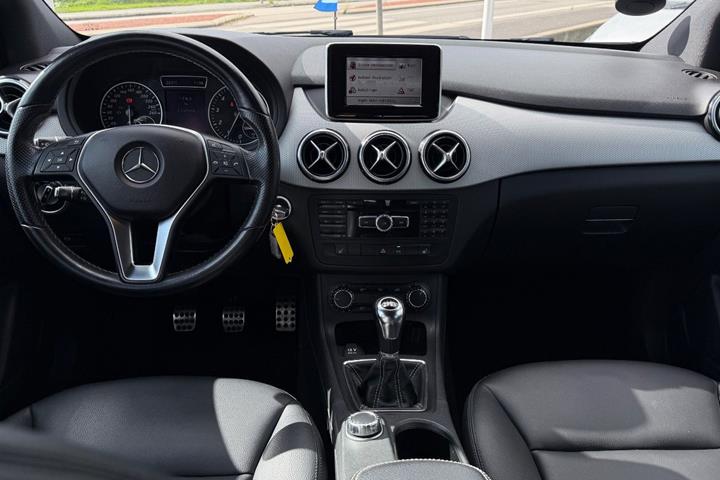 Sort Mercedes B200 fra 2013