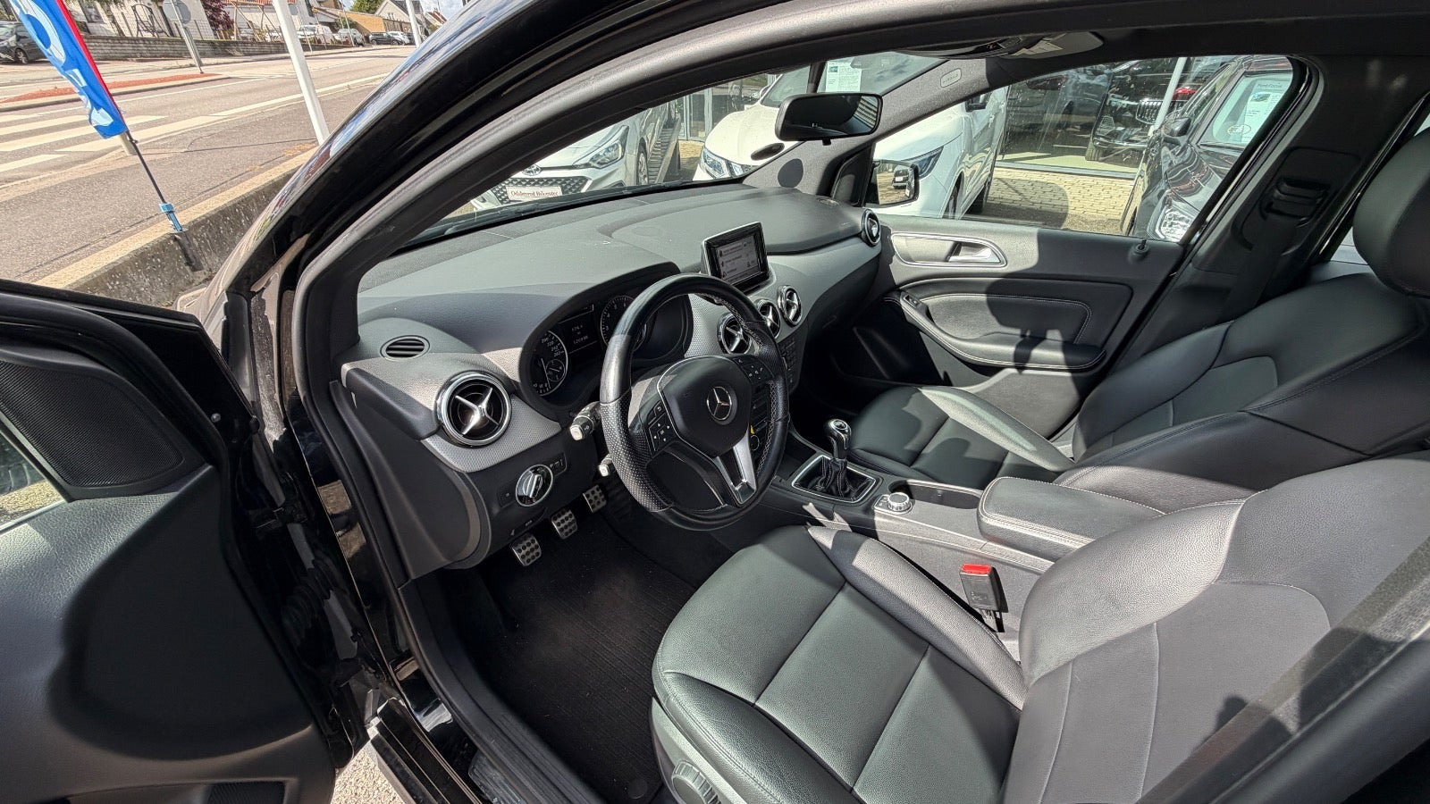 Sort Mercedes B200 fra 2013