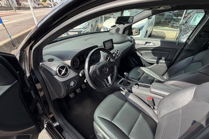 Sort Mercedes B200 fra 2013