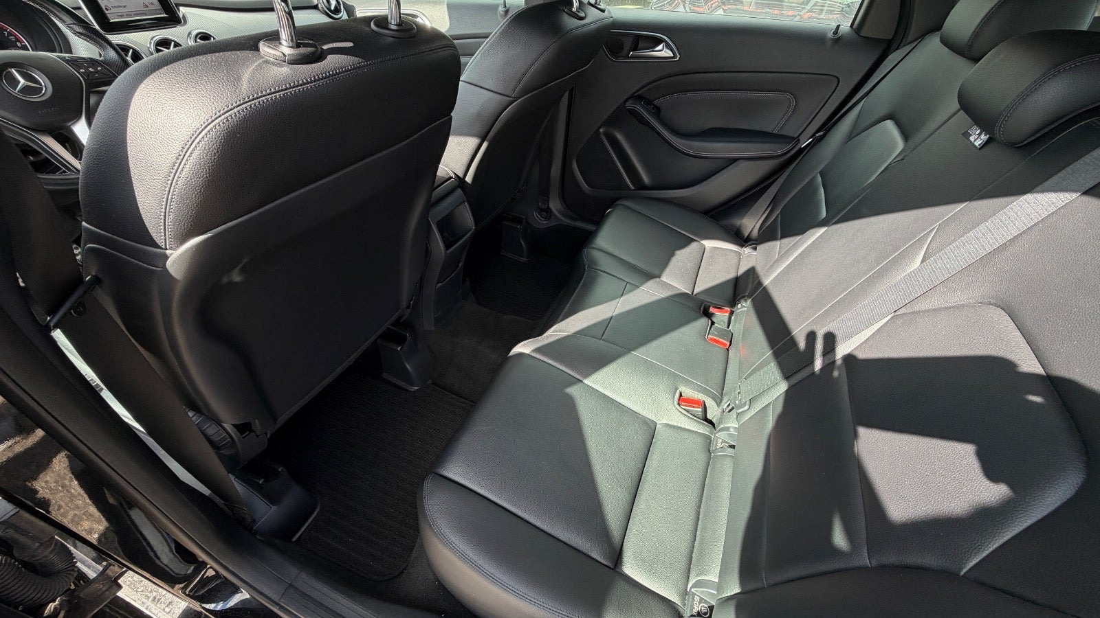Sort Mercedes B200 fra 2013